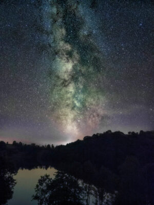 Die Milchstra&szlig;e &uuml;ber dem Weinfelder Maar (Eifel)