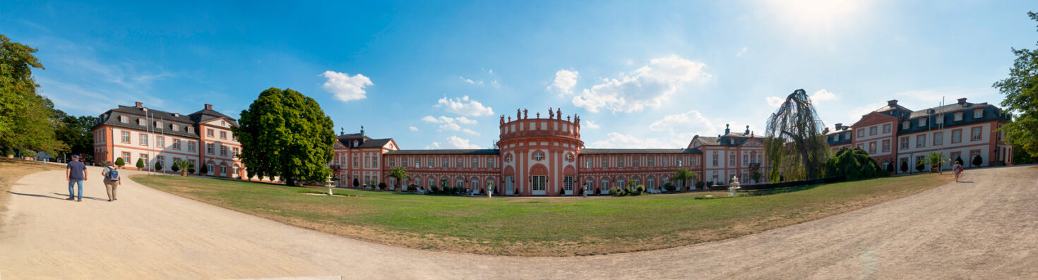 Panorama von Schloss Biebrich in Wiesbaden