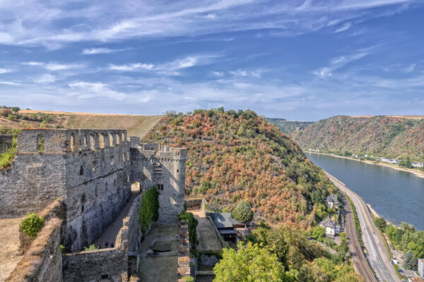 Auf dem Gel&auml;nde der Burg Rheinfels im Rheintal