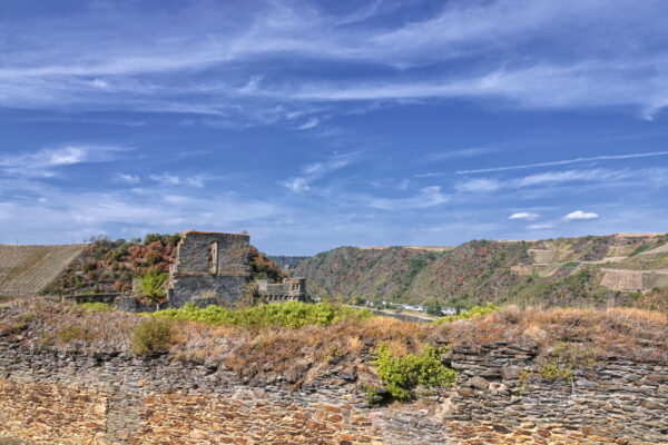 Auf dem Gel&auml;nde der Burg Rheinfels im Rheintal