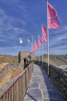Auf dem Gel&auml;nde der Burg Rheinfels im Rheintal
