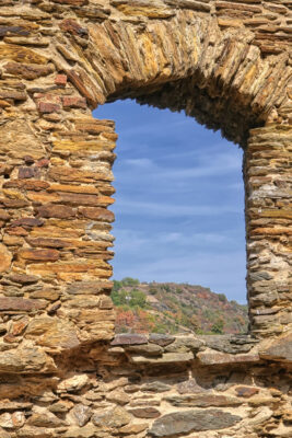 Auf dem Gel&auml;nde der Burg Rheinfels im Rheintal