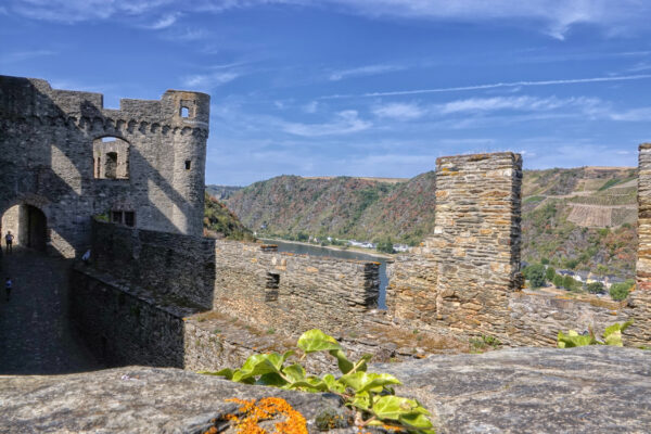 Auf dem Gel&auml;nde der Burg Rheinfels im Rheintal