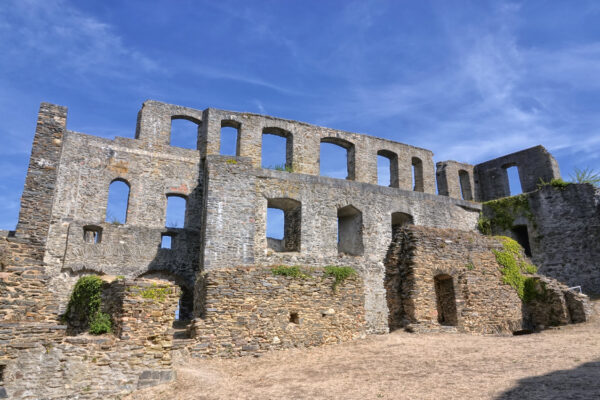 Auf dem Gel&auml;nde der Burg Rheinfels im Rheintal