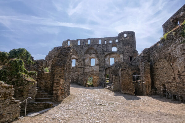 Auf dem Gel&auml;nde der Burg Rheinfels im Rheintal