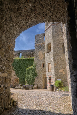 Auf dem Gel&auml;nde der Burg Rheinfels im Rheintal