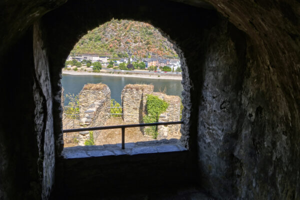 Auf dem Gel&auml;nde der Burg Rheinfels im Rheintal
