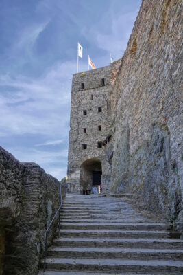 Auf dem Gel&auml;nde der Burg Rheinfels im Rheintal