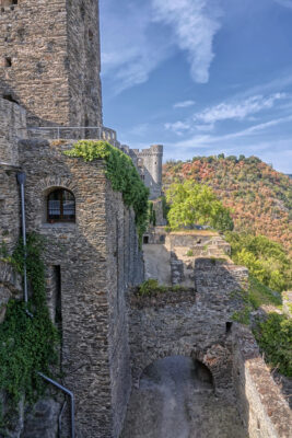 Auf dem Gel&auml;nde der Burg Rheinfels im Rheintal