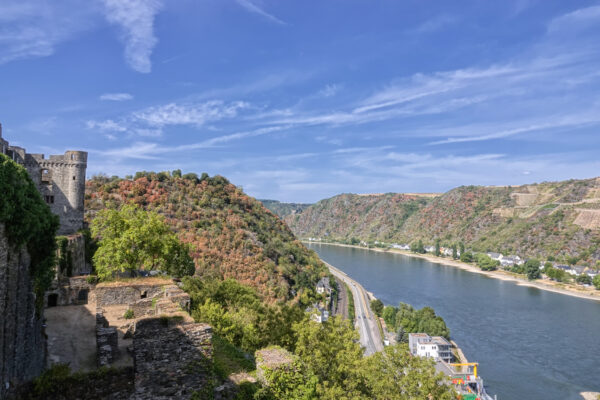 Auf dem Gel&auml;nde der Burg Rheinfels im Rheintal