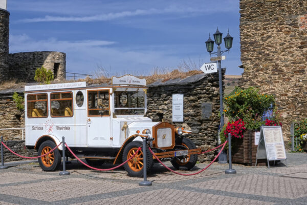 Auf dem Gel&auml;nde der Burg Rheinfels im Rheintal