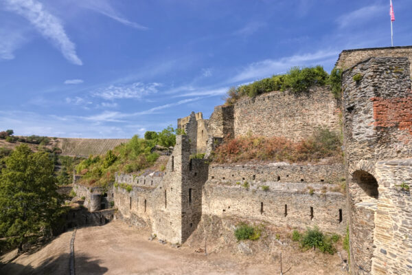 Auf dem Gel&auml;nde der Burg Rheinfels im Rheintal