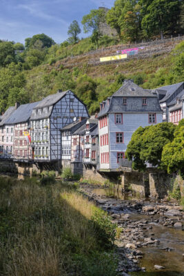 Monschau im D&uuml;rresommer 2022 ... die Rur f&uuml;hrt kaum Wasser
