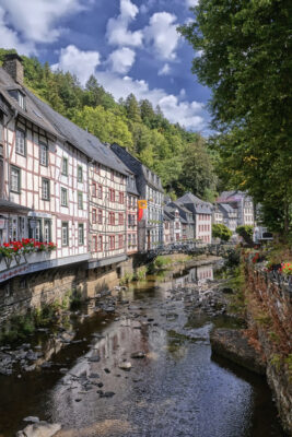 Monschau im D&uuml;rresommer 2022 ... die Rur f&uuml;hrt kaum Wasser