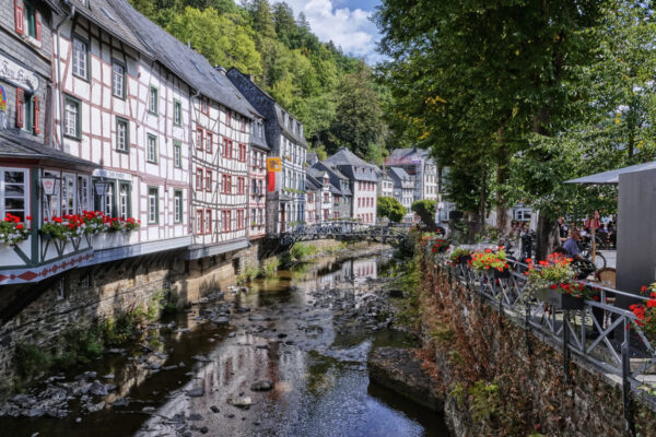 Monschau im D&uuml;rresommer 2022 ... die Rur f&uuml;hrt kaum Wasser