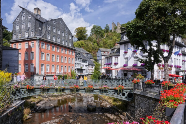 Monschau im D&uuml;rresommer 2022 ... die Rur f&uuml;hrt kaum Wasser