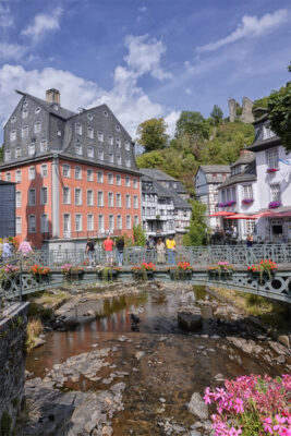 Monschau im D&uuml;rresommer 2022 ... die Rur f&uuml;hrt kaum Wasser
