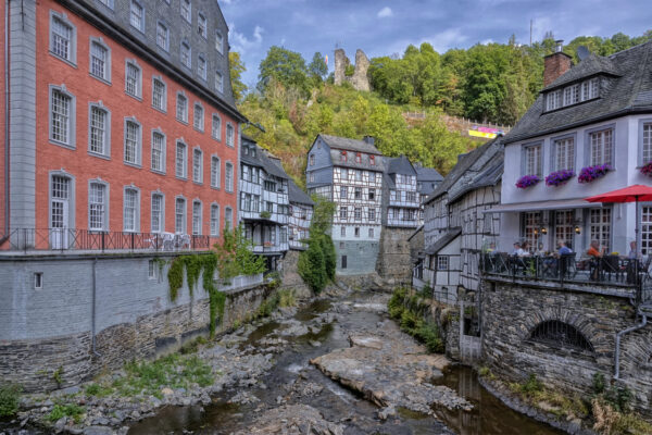 Monschau im D&uuml;rresommer 2022 ... die Rur f&uuml;hrt kaum Wasser