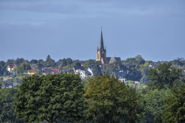 Pfarrkirche St. Evergislus Brenig vom Bornheimer Eichenkamp aus fotografiert