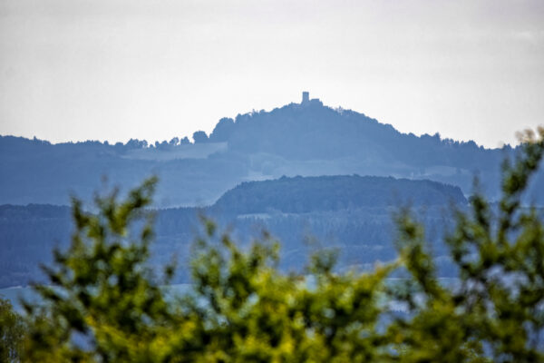 Die N&uuml;rburg aus 20 km Entfernung fotografiert