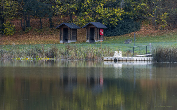 Badeeinstieg am Riedener Waldsee mit Umziehh&auml;uschen.