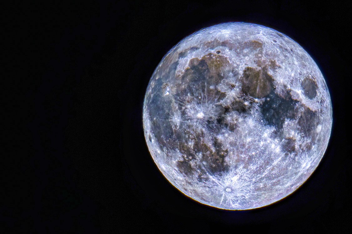 Der Vollmond im August 2022 - mehr als nur zweifarbig