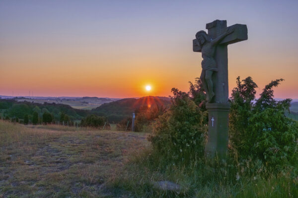 2023-06-FCa-0062-Sonnenaufgang-Kalvarienberg-Eifel