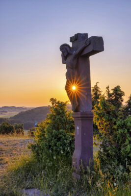 2023-06-FCa-0063-Sonnenaufgang-Kalvarienberg-Eifel