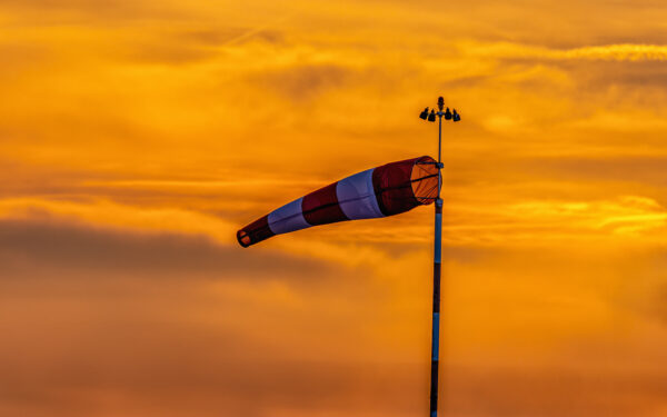 Sonnenaufgang &uuml;ber dem Flugplatz Mendig