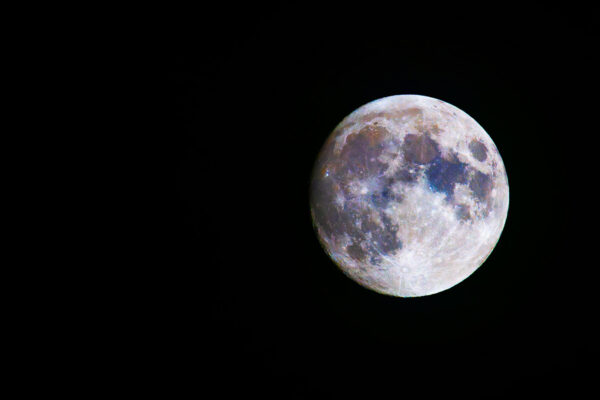 1 Tag vor Vollmond im Oktober 2023. Eisenoxid und Titanoxid sind f&uuml;r die br&auml;unlichen und bl&auml;ulichen T&ouml;ne verantwortlich, die man mit dem blo&szlig;en Auge nicht sehen kann.