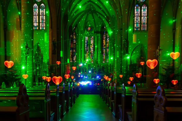 Effektstrahler und Lightpainting (Herzen und mittige helle Sterne) in der Breniger Kirche St. Evergislus. F&uuml;r meinen Geschmack schon to much.