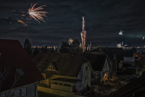 Silvesterfeuerwerk &uuml;ber der K&ouml;ln-Bonner-Bucht vom Vorgebirge aus gesehen