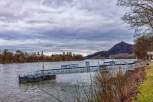 2024-02-FCa-005-Schiffsanleger-Grafenwerth-Drachenfels Schiffsanleger auf der Insel Grafenwerth mit Blick auf Ruine Drachenfels