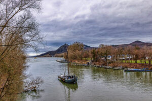 Der Aalschokker Aranka vor der Insel Grafenwerth