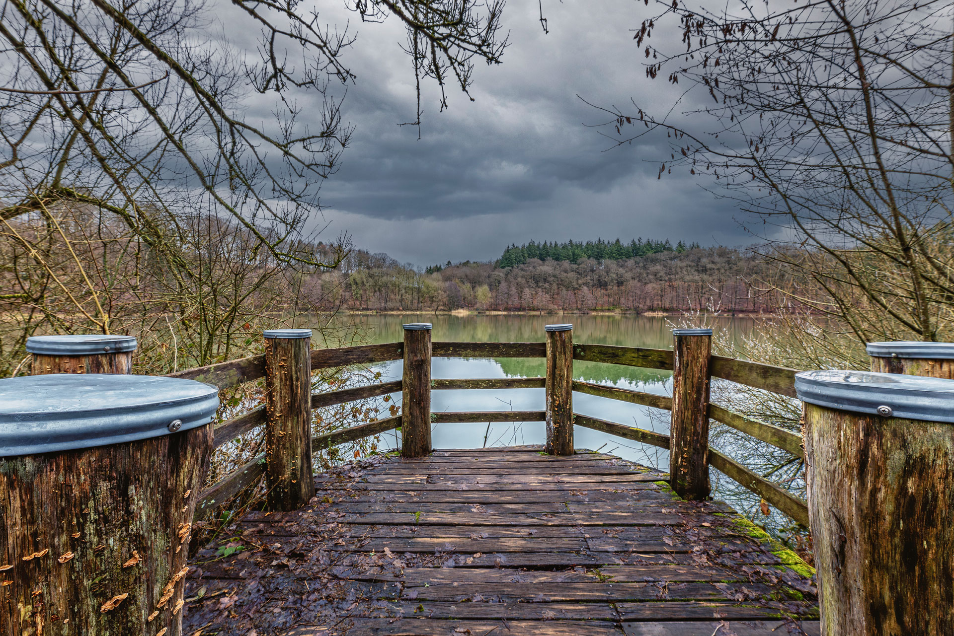 Ein trüber Tag am Holzmaar (Eifel)