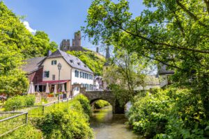 Unterwegs im historischen Ortskern des Eifel&ouml;rtchens Monreal