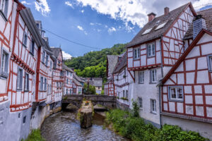 Unterwegs im historischen Ortskern des Eifel&ouml;rtchens Monreal
