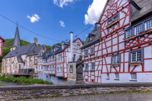 Unterwegs im historischen Ortskern des Eifel&ouml;rtchens Monreal