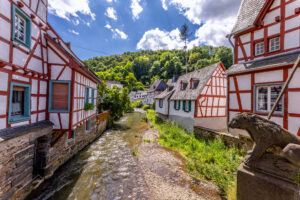 Unterwegs im historischen Ortskern des Eifel&ouml;rtchens Monreal