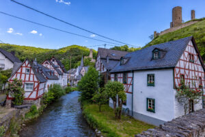 Unterwegs im historischen Ortskern des Eifel&ouml;rtchens Monreal