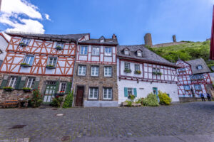 Unterwegs im historischen Ortskern des Eifel&ouml;rtchens Monreal