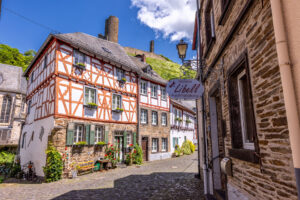 Unterwegs im historischen Ortskern des Eifel&ouml;rtchens Monreal