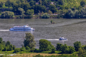 Bei sch&ouml;nstem Sommerwetter macht so eine Schiffstour auf Vater Rhein sehr viel Spa&szlig;