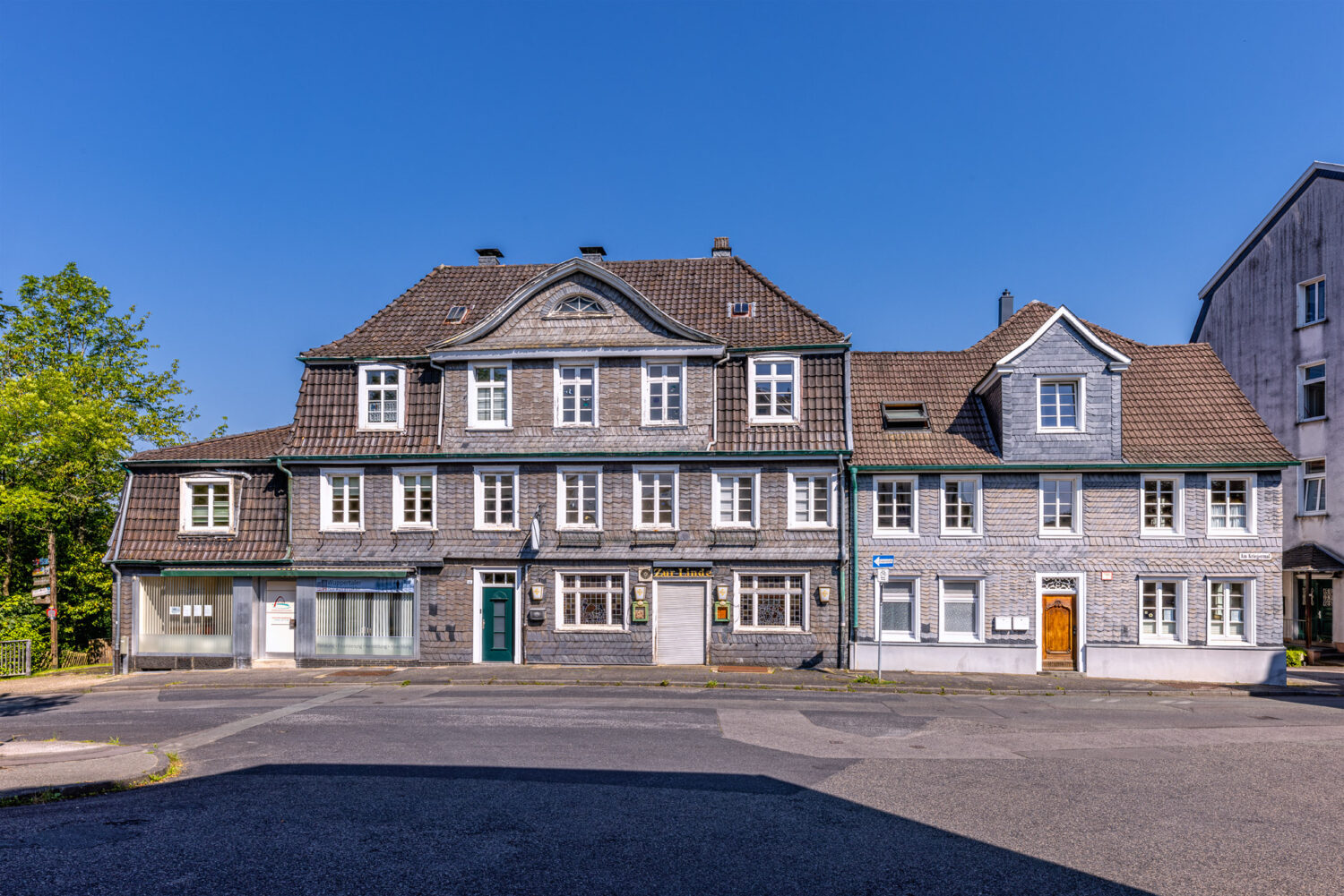 2024-07-FCa-037-Wuppertal-Beyenburg-Architektur Die typische Architektur des Bergischen Landes. Schiefer und grüne Türen/Läden.
