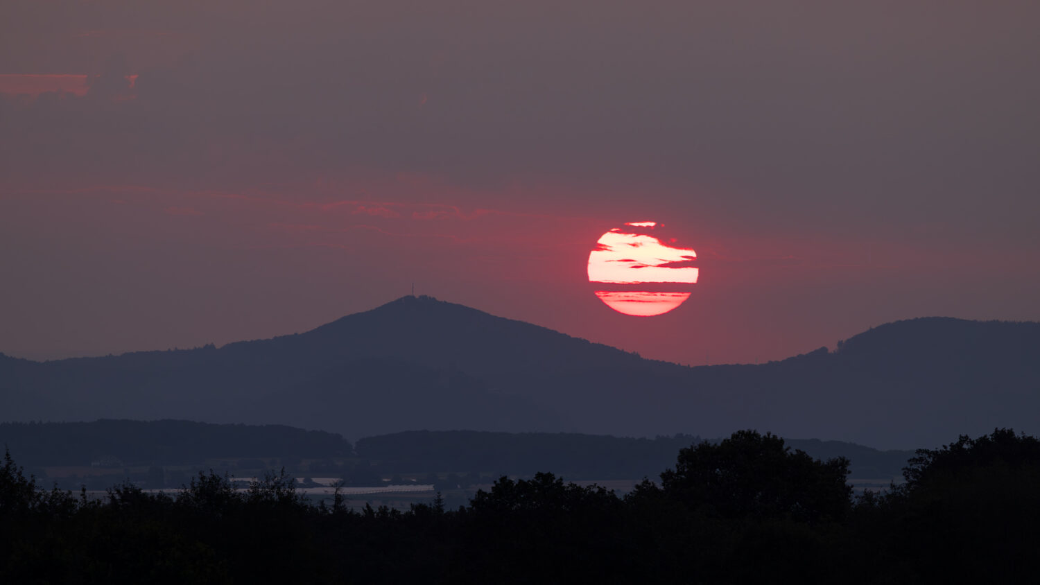 2024-07-FCa-042-Sonnenaufgang-Siebengebirge Sonnenaufgang über dem Siebengebirge vom Rand der Eifel aus fotografiert