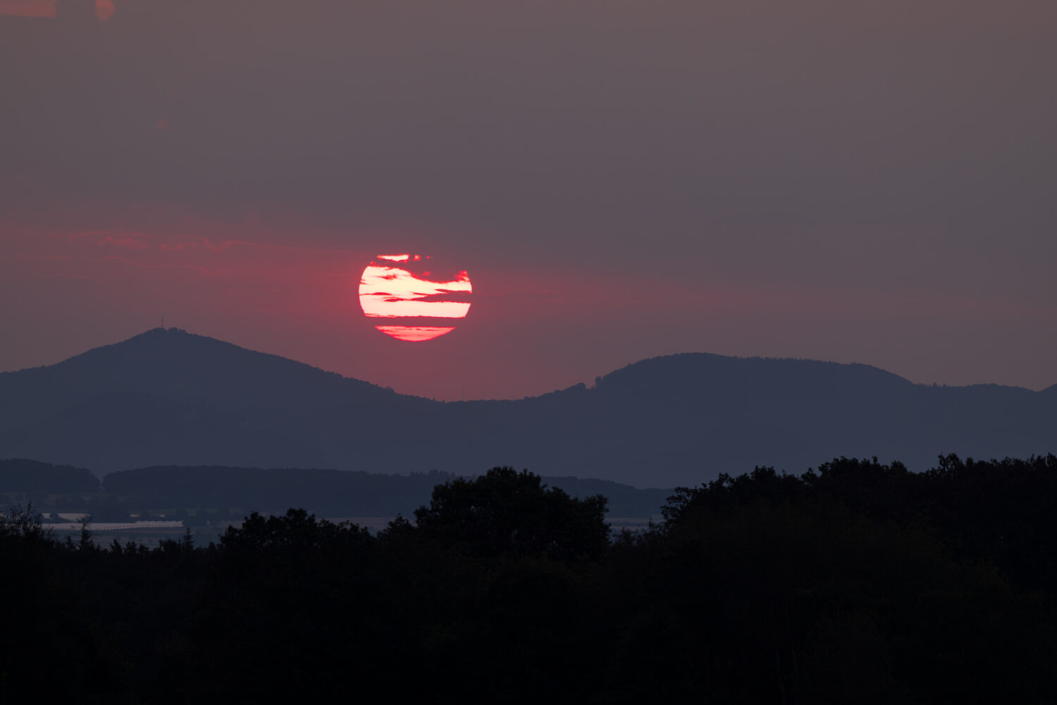 2024-07-FCa-043-Sonnenaufgang-Siebengebirge Sonnenaufgang über dem Siebengebirge vom Rand der Eifel aus fotografiert