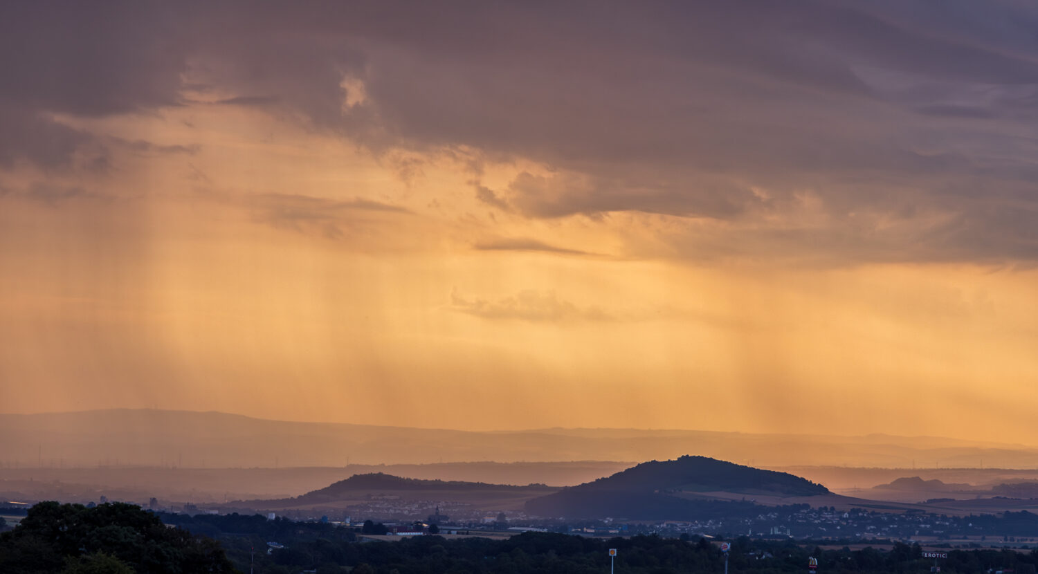 2024-07-FCa-044-Sonnenaufgang-Regen-Mendig Frühe Morgensonne trifft Regen über der Osteifel