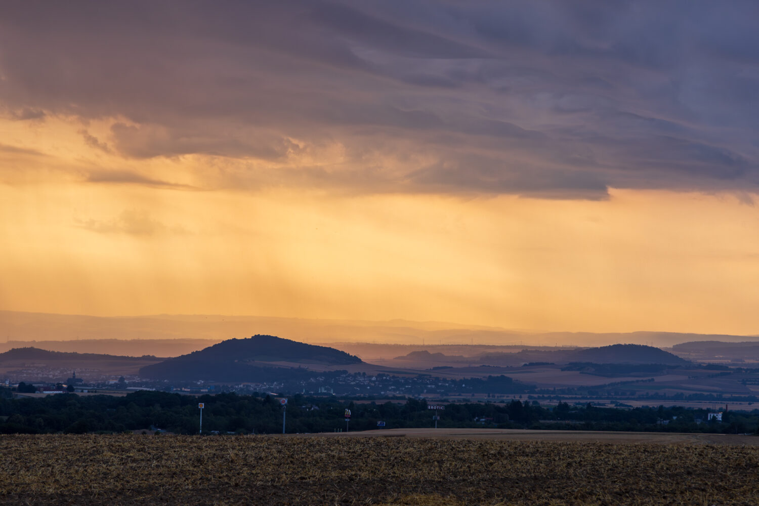 2024-07-FCa-045-Sonnenaufgang-Regen-Mendig Frühe Morgensonne trifft Regen über der Osteifel