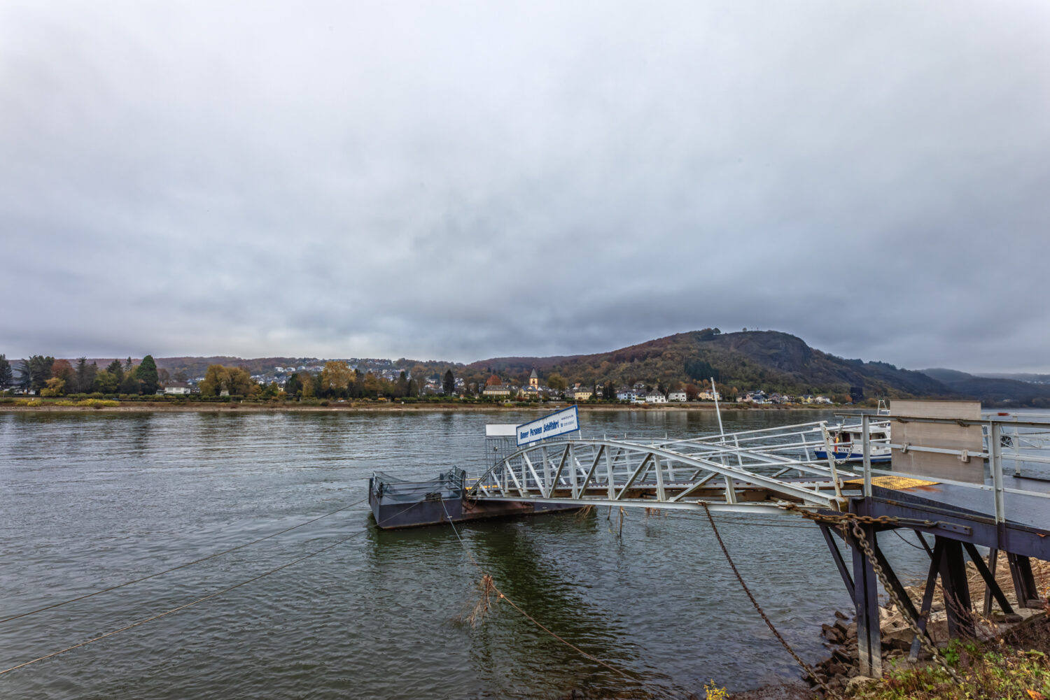Blick von der Remagener Rheinpromenade auf Erpel