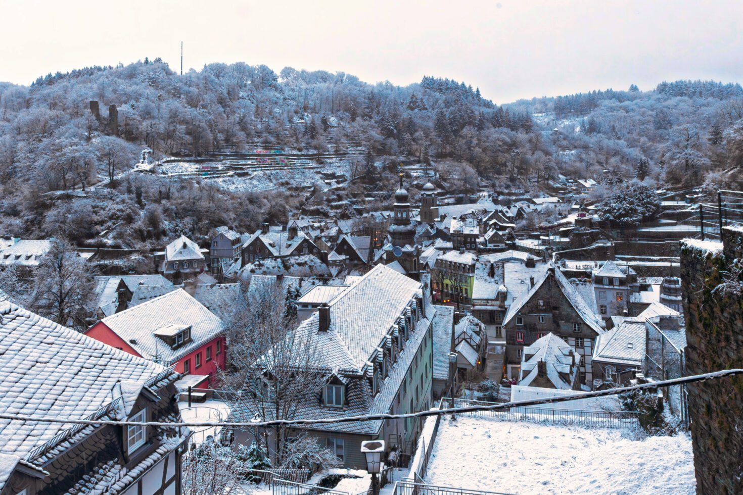 Blick auf das verschneite Monschau